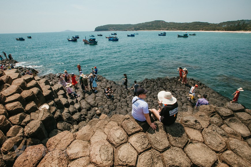La falaise Da Dia est située dans la commune d’An Ninh Dong, district de Tuy An, province de Phu Yen. Cet endroit original est formé de plaques de pierre de forme ronde et cube. Cette destination autant pittoresque qu’énigmatique, est un arrangement mystérieux de milliers de grosses pierres. Ce site impressionnant est une plaque rocheuse de 50 m de large et de plus de 200 m de long. En se basant sur des études, les scientifiques proposent la théorie d’une éruption volcanique qui aurait eu lieu il y a 200 millions d’années. Vue de loin, la pente rocheuse Da Dia évoque l’image d’une pile d’assiettes de faïence ou de perrons rejetés par la mer. Photo : VietnamPlus