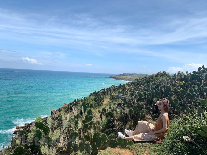Bai Xep, une plage sauvage de sable doré qui peint un paysage sublime. Située dans la commune d'An Chan, ville de Tuy Hoa, province de Phu Yen au Centre méridional, Bai Xep est une plage sauvage de sable doré bordée de falaises de pierre. D’une longueur d’environ 500 mètres, la plage s’avance dans l’eau turquoise de la mer, offrant un paysage sublime. Des falaises de pierre noire s'étendent le long de la plage. A Bai Xep, il y a une pelouse verte qui ressemble à une petite steppe, au sommet de Ganh Xep. Si un jour vous êtes à Bai Xep, visitez également Ghenh Da Dia (la falaise des Plaques de pierre) et le phare de Ganh Den, et n'oubliez pas de goûter des plats de fruits de mer typiques de cette localité. Photo : VietnamPlus 