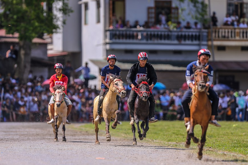 Les vénérables du district de Bac Ha, (au nord-est de la province septentrionale de Lao Cai) racontent que sous le régime féodal au Vietnam, cette course hippique était souvent organisée lors de chaque campagne de recrutement des soldats. Les jockeys se livraient à une course effrénée en traversant les flancs de montagne pour tenter, munis d'un arc et de flèches, d'atteindre en premier la cible-un objet miraculeux placé à 15 m de l'arrivée-, puis ensuite de retourner à la ligne de départ pour être proclamé champion ! En temps de paix, la course de chevaux était maintenue dans les pâturages. Photo: VietnamPlus 