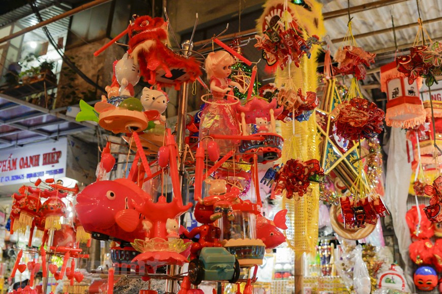 La nuit du 15e jour, dans le ciel d’une pureté de cristal, la lune d’une rondeur parfaite brille avec un éclat féerique. Avec la lune, le dragon est à l’honneur parce qu’il apporte la pluie indispensable aux rizières et protège les importantes récoltes d’automne. La danse du dragon exécutée au cours de la Fête a perdu son sens rituel. La procession comprend en plus des étendards aux cinq couleurs, des lanternes figurant des fruits, des animaux aquatiques, une licorne (ou lion = su tu) représentée par sa tête en bambou et en papier prolongée par une bande d’étoffe rouge qui constitue la queue. 