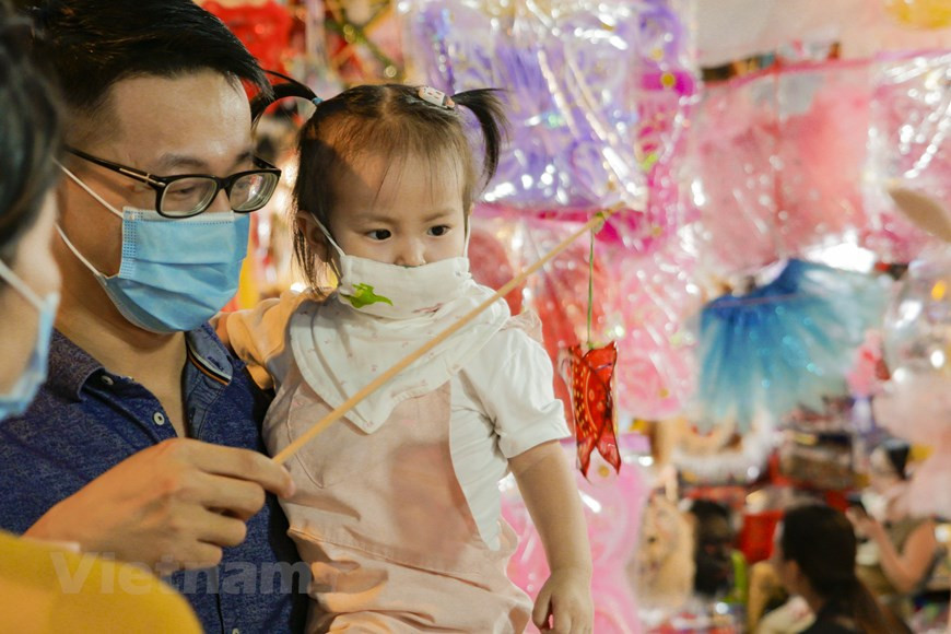 À Hanoi, depuis un mois, les rues Luong Van Can, Hàng Ma, Hàng Luoc, Hàng Cân et le marché Dông Xuân, dans le Vieux quartier de la ville, ont un air de fête. Depuis une semaine déjà, enfants et adolescents s’y pressent chaque soir, lorsque la ville revêt ses habits de lumière. Un monde féérique qui réjouit amis et parents. Les magasins regorgent de jouets aux couleurs vives et les étalages de gâteaux traditionnels achèvent de donner une ambiance festive aux rues de la capitale. Les lanternes, emblématiques de cette fête, trônent un peu partout. Elles sont en forme d’étoile, de ballon, de poisson, de crapaud... 