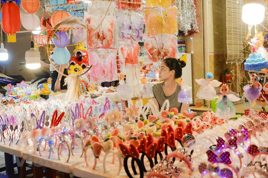 Les temps changent, les coutumes aussi. Pour la Fête de la mi-automne cette année, les Hanoiens ont tendance à quelque peu adapter la tradition aux goûts contemporains. Les banh nuong (gâteau farci cuit au four), banh deo (gâteau gluant de pâte de riz sucrée) qui ont gardé leur saveur traditionnelle, sont très prisés des adultes. Les jouets populaires typiques de la mi-automne ont la cote, avec notamment dèn ông sao (lanterne en papier transparent de couleur rouge de forme d’étoile), dèn kéo quân (lanterne à ombres mobiles), trông boi, to he (petites figurines en pâte de riz gluant), masques dessinés sur papier, de bateaux miniature en fer blanc. 