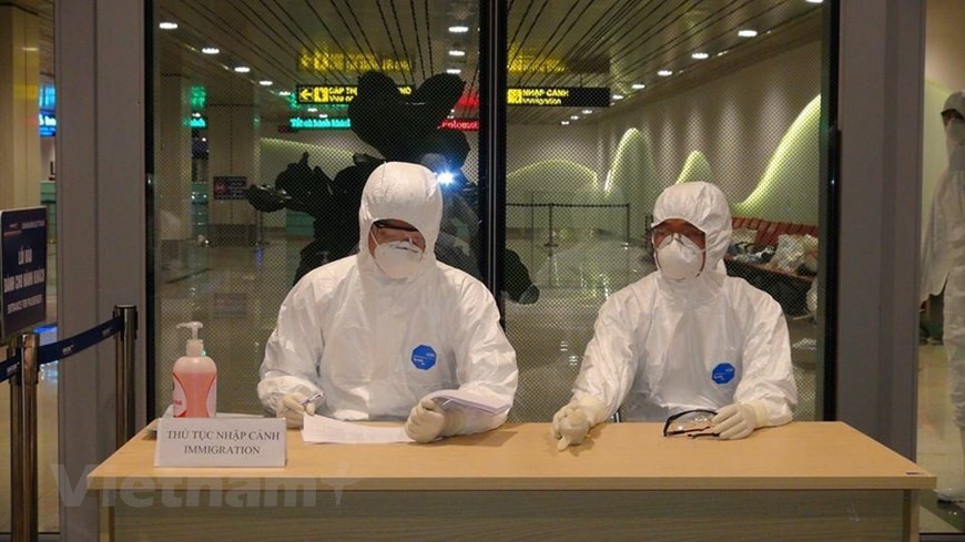 Dans la salle de remplir les formalités d’entrée pour tous les citoyens vietnamiens en Europe, tout le personnel doit porter aussi des équipements de protection individuelle (PPE) nécessaires afin d'éviter les risques de contamination du SARS-CoV-2. Pour ramener ces 160 citoyens vers les zones de mise en quarantaine en toute sécurité, on utilise des bus. Ces bus transportant des citoyens vers les zones de mise en quarantaine dans la province de Quang Ninh au Nord-Est ont été tous désinfectés en plusieurs étapes. Puis, ces citoyens sont tous mis en quarantaine pendant 14 jours. Le contrôle de l'état de santé et la désinfection ont été appliquées pour tous les personnes mises en quarantaine. Photo : T.T/Vietnam+