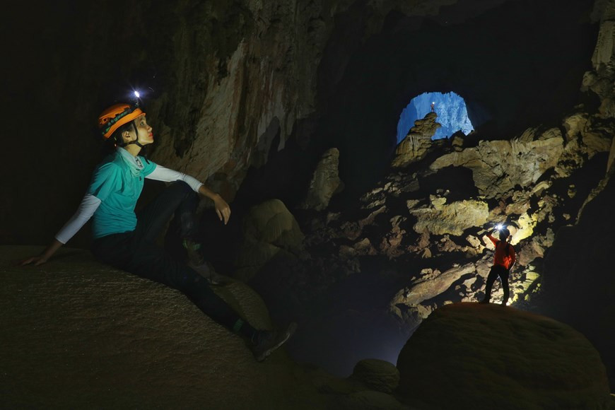 La Miss H hen Niê est satisfaite du spectacle à l’intérieur de la grotte Son Doong, au district Bo Trach, dans la province centrale de Quang Binh. En 1991, une pluie torrentielle surprit le paysan Hô Khanh alors qu’il recherchait du trâm huong (calambac ou bois d’aloès) dans la jungle de Bô Trach, province de Quang Binh. De peur qu’une crue ne survienne, il alla chercher refuge dans une grotte inconnue sans réaliser qu’il se trouvait dans une des plus merveilleuses du monde, cachée sous les immenses roches calcaires. En 2009, Hô Khanh guida un groupe de spéléologues de l’Association britannique de recherche de cavernes (British Cave Research Association - BCRA) afin d’explorer pour la première fois l’endroit découvert 18 ans auparavant. Les résultats spectaculaires de cette exploration dépassèrent toutes les attentes… Photo : Hai An/Vietnam+ 