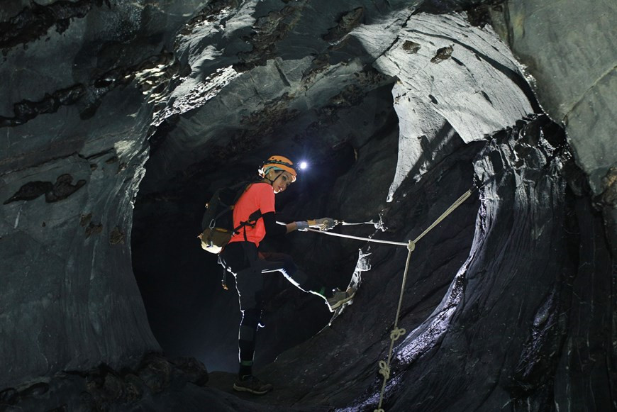 La Miss H hen Niê a dû surmonté de divers dangers sur son parcours pour conquérir la grotte Son Doong, la plus grande grotte de la planète. Ces dernières années, la province de Quang Binh s’est concentrée sur le développement du tourisme d’exploration de grottes. De multiples circuits sont donc proposés aux voyageurs, comme grottes de Phong Nha et Thiên Duong : rivière Chay - caverne de Tôi - ruisseau Moc ; et un autre circuit au prix plus élevé : grottes de Son Doong - Va - Nuoc Nut - Tú Làn - Tiên - Rao Thuong - Én; ou encore deux autres tours vers les cavernes de Vòm, Giêng Vooc, Tra Ang et la vallée Ha Ma Da. Photo : Hai An/Vietnam+ . 