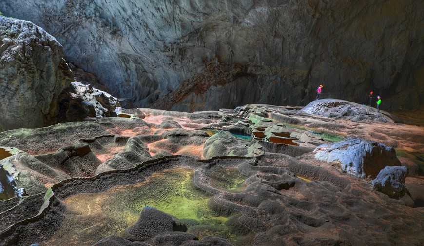 H hen Niê-Miss Univers Vietnam 2017, qui figure aussi dans le top 5 de Miss Univers 2018 a dû franchi autant de défis durant son parcours de conquête de la grotte Son Doong pour arriver au paradis. C'était le plus grand défi de ma vie. Quand j'étais au sommet de la Grande Muraille du Vietnam, aucun mot ne pouvait exprimer la fierté que je ressentais. Non seulement j'ai réussi à conquérir la plus grande grotte du monde, mais ma propre peur et mes propres pensée", a-t-elle déclaré. Grâce à cette expérience unique, H Hen Nie a exprimé sa gratitude pour la prise de conscience que ce voyage a suscitée à travers la diversité géologique du pays et la nécessité de protéger l’environnement. Photo : Hai An/Vietnam+ 