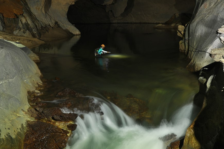 Outre des blocs de pierre glissant, la Miss Univers Vietnam 2017 H hen Niê doit nager dans les sources souterraines. La province de Quang Binh abrite beaucoup de grottes et cavernes, dont 417 dans le Parc national de Phong Nha - Ke Bàng et autour. Nombre d’entre elles sont spectaculaires et magnifiques. Cette province du Centre est digne de son surnom de "Royaume des grottes". La province de Quang Binh reste une terre mystérieuse pour les spéléologues. Il s’agit d’une des plus grandes régions karstiques du monde avec 417 cavernes et grottes. Les plus connues sont Phong Nha, Thiên Duong, Tú Làn, Én et, surtout, Son Doong, considérée comme la plus vaste grotte au monde. Photo : Hai An/Vietnam+ 