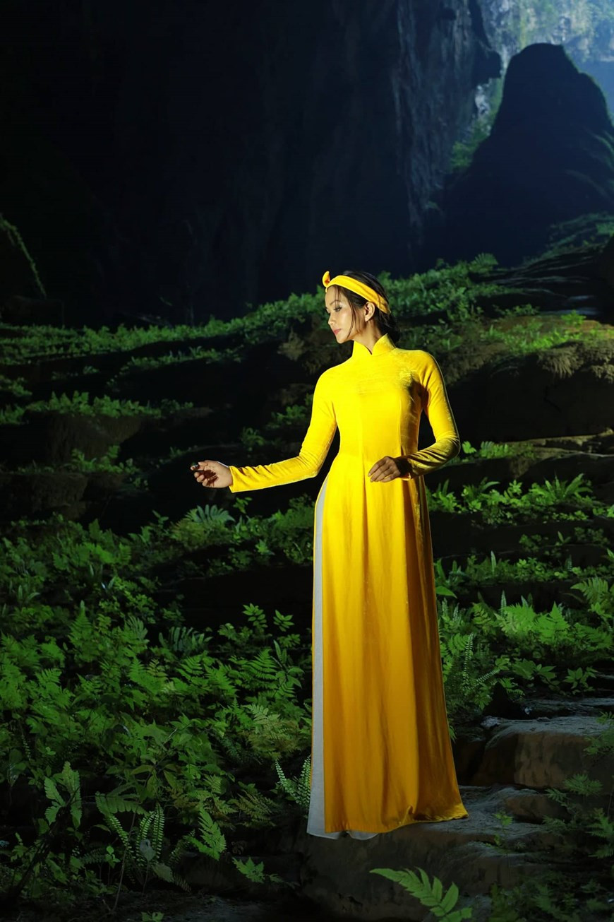 La Miss Univers 2017 H hen Niê a pris de nombreux clichés impressionnants dans la grotte Son Doong. Ces dernières années, la province de Quang Binh s’est concentrée sur le développement du tourisme d’exploration de grottes. De multiples circuits sont donc proposés aux voyageurs, comme grottes de Phong Nha et Thiên Duong : rivière Chay - caverne de Tôi - ruisseau Moc ; et un autre circuit au prix plus élevé : grottes de Son Doong - Va - Nuoc Nut - Tú Làn - Tiên - Rao Thuong - Én; ou encore deux autres tours vers les cavernes de Vòm, Giêng Vooc, Tra Ang et la vallée Ha Ma Da. Photo : Hai An/Vietnam+ 
