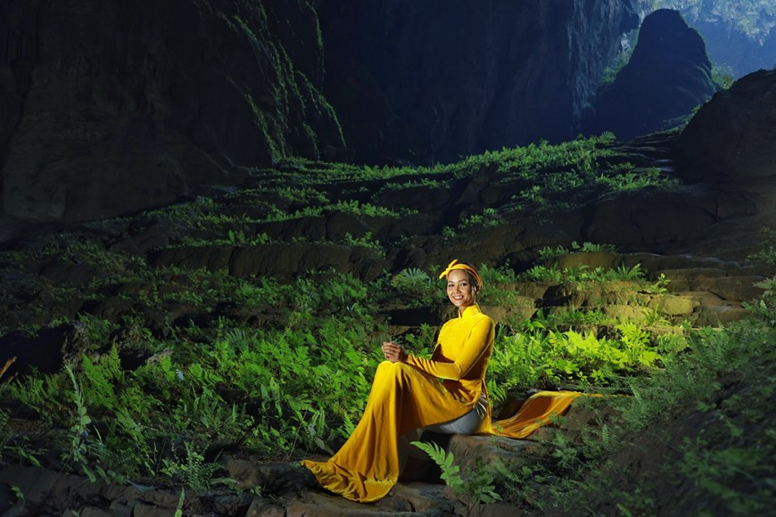 La Miss Univers 2017 H hen Niê en ao dai dans la grotte de Son Doong. Une belle expérience pour cette belle. La province de Quang Binh reste une terre mystérieuse pour les spéléologues. Il s’agit d’une des plus grandes régions karstiques du monde avec 417 cavernes et grottes rien que dans le Parc national de Phong Nha - Ke Bàng et autour, dont 44 découvertes en 2018. Les plus connues sont Phong Nha, Thiên Duong, Tú Làn, Én et, surtout, Son Doong, considérée comme la plus vaste grotte au monde. Photo : Hai An/Vietnam+ 