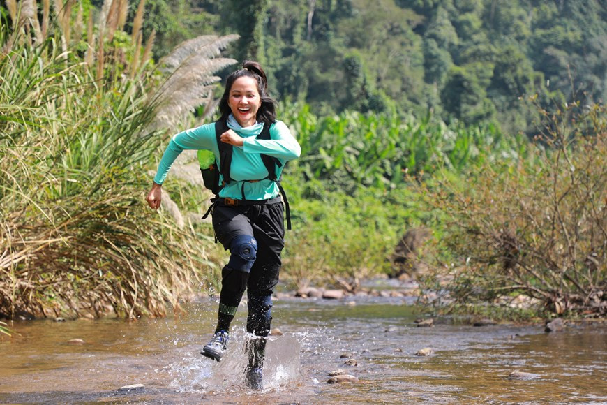 La reine de beauté a voyagé avec 34 autres personnes, dont Howard Limbert, membre principal de la British Cave Research Association, des membres du comité de gestion du parc national de Phong Nha-Ke Bang, un garde-forestier, un expert international des grottes, des photographes professionnels et un guide expérimenté. Le premier jour, le groupe est allé de Phong Nha à Hang En où a installé le camp pour la nuit. H’Hen Nie a déclaré que cela s’était avéré le jour le plus agréable après avoir parcouru seulement quatre kilomètres à travers des forêts tropicales et des ruisseaux. En arrivant à leur premier arrêt, elle a reçu une formation approfondie pour devenir plus agile pour résoudre les problèmes potentiels dans la grotte. Photo : Hai An/Vietnam+
