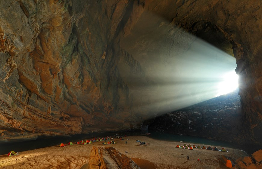 La grotte de Son Doong est la plus grande grotte du monde. Située dans le parc national de Phong Nha - Ke Bang, province de Quang Binh, Son Doong, d’une longueur de 9 km, est la plus grande grotte du monde. Découverte en 2009, elle affiche une largeur de 150 m et une hauteur de 200 m. La grotte possède également des forêts denses, des rivières souterraines et surtout des paysages naturels sans influences anthropiques. Découvrir la grotte Son Doong constituait un des rêves de H hen Niê. Elle souhaite raconter son parcours spécial de quatre jours et trois nuits à la conquête de cette grotte en images. Photo : Hai An/Vietnam+