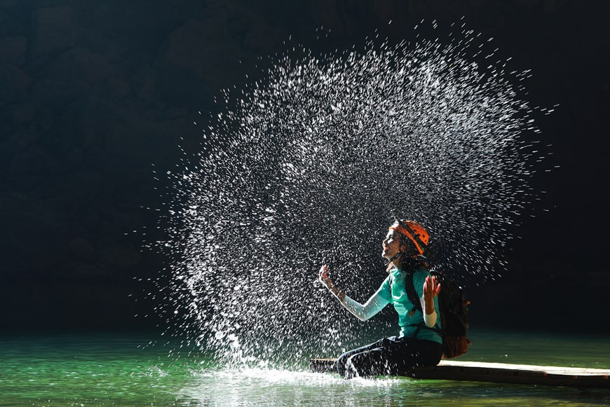 Des images pleines d’émotions sur le parcours de la Miss Univers Vietnam 2017, qui figure aussi dans le top 5 de Miss Univers 2018, H hen Niê à la conquête d’une des plus grandes grottes de la planète. Explorée pour la première fois en 2009-2010 par la British Cave Research Association, la grotte Son Doong dans le parc national de Phong Nha - Ke Bang, dans la province centrale de Quang Binh n'est ouvert au public que depuis 2013. Toutes les expéditions touristiques ont jusqu'à présent été organisées et dirigées par la société locale de voyages d'aventure Oxalis, en partenariat avec l'association. Photo : Hai An/Vietnam+ 