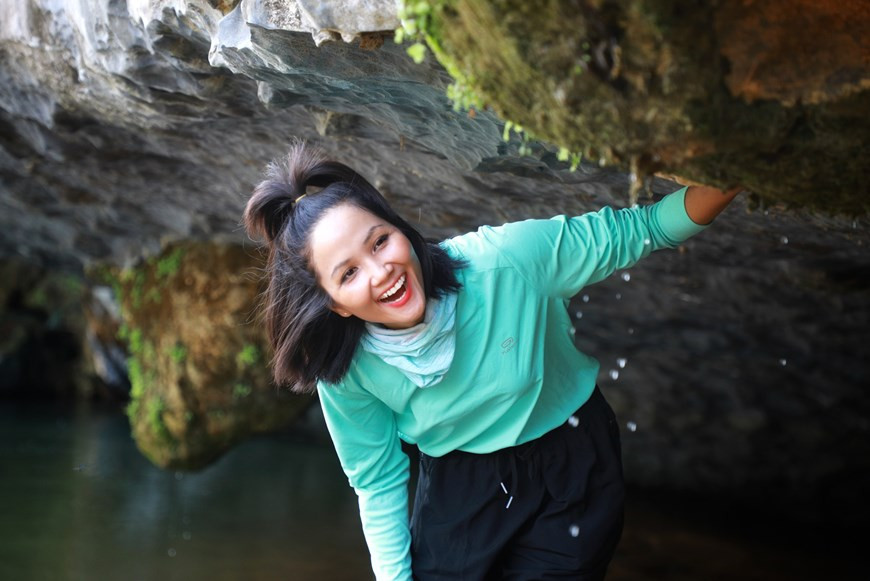 Miss Univers Vietnam 2017 H hen Niê, issue de l’ethnie Ede et originaire de la province de Dak Lak, au Tay Nguyen, sur les Hauts Plateaux du Centre est très enthousiaste à la conquête de la grotte de Son Doong. Située dans le parc national de Phong Nha - Ke Bang, province centrale de Quang Binh, Son Doong, d’une longueur de 9 km, est la plus grande grotte du monde. Découverte en 2009, elle affiche une largeur de 150 m et une hauteur de 200 m. La grotte possède également des forêts denses, des rivières souterraines et surtout des paysages naturels sans influences anthropiques. Photo : Hai An/Vietnam+