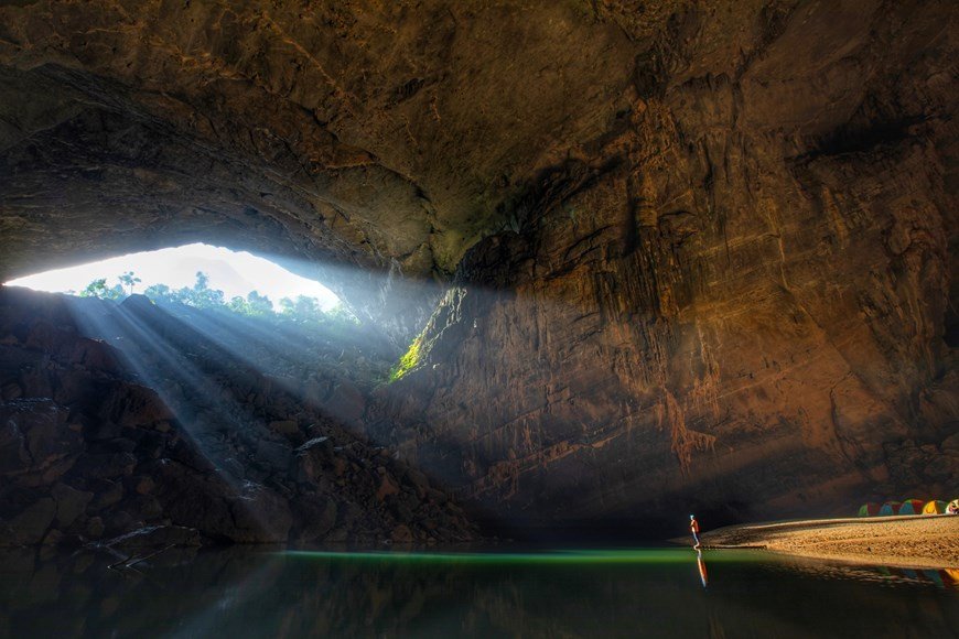 La grotte de Son Doong, la plus grande grotte de la planète est située au district de Bo Trach, dans la province centrale de Quang Binh. Ses cavités hébergent un écosystème unique. Une forêt vierge s’épanouit en son sein avec de nombreuses espèces d’arbres tropicaux comme fougères, cocotiers ou lataniers. La grotte Son Doong fait partie d’un réseau de quelque 150 grottes dans la cordillère Truong Son. Une rivière souterraine d’environ 8 km l’a creusée voilà deux à cinq millions d’années. Les puits de lumière éclairent les stalagmites colossales… Cette configuration fait du site l’un des plus beaux chefs-d’œuvre de la nature. Photo : Hai An/Vietnam+ 
