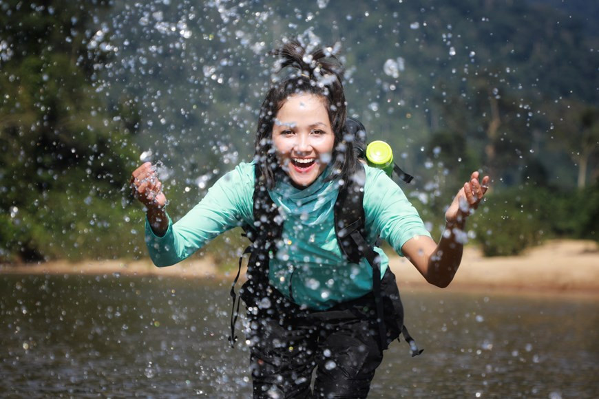 Miss Univers Vietnam 2017 H hen Niê est très joyeuse de conquérir la grotte de Son Doong dans la province centrale de Quang Binh. La taille de Son Doong est estimée à plus de 9 km de long, avec notamment une galerie ininterrompue de 200 m de haut sur 100 m de large, alors que son volume de 38,5 millions de mètres cubes est occupé par des stalactites géantes mesurant jusqu’à 80 m. Ainsi, les dimensions de la grotte vietnamienne doublent celles de son homologue malaisienne de Deer Cave (Grotte du Cerf), la plus grande galerie souterraine du monde connue jusqu’alors. Photo : Hai An/Vietnam+ 