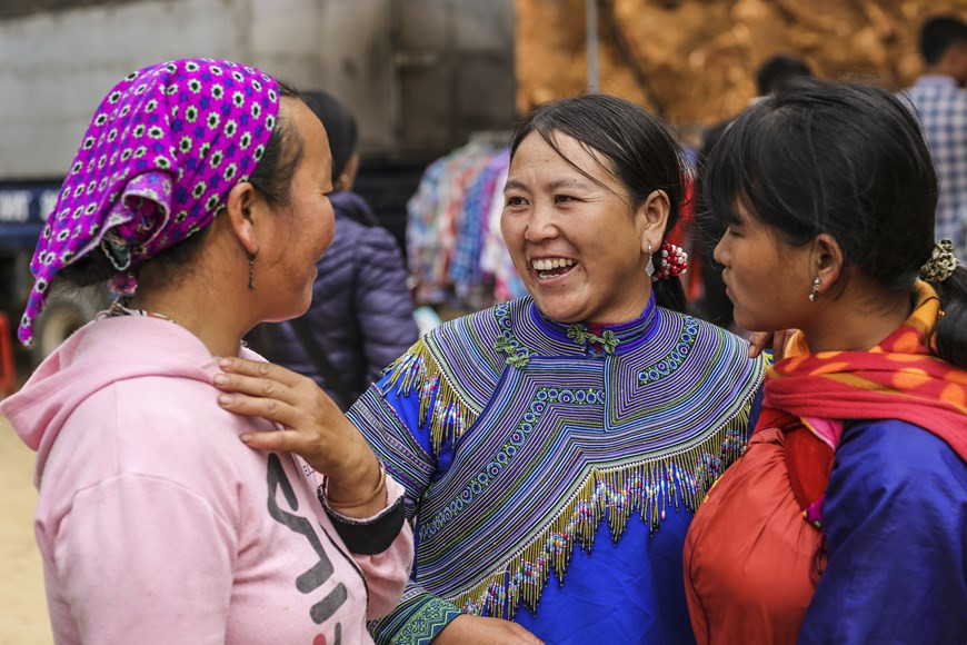 Comme d’autres marchés montagnards, celui de Can Câu a aussi une vocation sociale. On y vient pour vendre, acheter mais aussi pour rencontrer de vieilles connaissances. Bien que récent, le marché de Can Câu est aujourd’hui un trait culturel des ethnies du Nord-Ouest. Cette destination attire des vendeurs et acheteurs venus de partout. Se réunissant très tôt le matin jusqu’à midi, le marché propose toutes sortes de buffles pour la reproduction ou la viande. Les négociations vont bon train, chaque transaction étant finalisée par une poignée de main. En plus des touristes, de nombreuses personnes viennent au marché dans le seul but de s'immerger dans l’ambiance animée de cet espace culturel très riche peuplé. Photo : Minh Son/Vietnam+ 