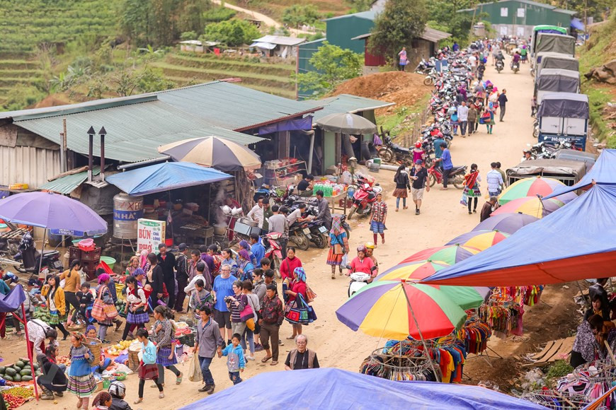 Le marché de Can Câu dans la province de Lao Cai ne se limite donc pas à sa dimension économique. Ce marché constitue aussi un espace social et culturel harmonieux dont les habitants locaux et les visiteurs souhaitent au moins une fois être immergés dans l’ambiance animée. Ce marché n’est pas seulement un lieu d’échanges commerciaux, c’est aussi un lieu de rencontre entre montagnards, et surtout de réjouissance après une dure semaine de travail. Venez donc découvrir la riche culture du Nord-Ouest via ce marché hebdomadaire de Lao Cai. Vous en prendrez plein les mirettes et ferez le plein de souvenirs pour des années ! Photo : Minh Son/Vietnam+ 
