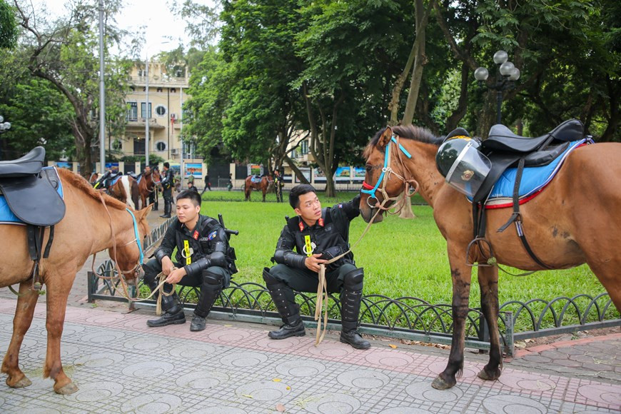 Dans la matinée du 8 juin 2020, la Police mobile à cheval relevant du commandement de la Police mobile, ministère de la Sécurité publique, a officiellement vu le jour, avec un défilé sur la place de Ba Dinh à Hanoï, en présence des députés de l’Assemblée nationale (AN) du Vietnam. Au nom des dirigeants du Parti et de l’Etat, la présidente de l’AN, Nguyen Thi Kim Ngan, a félicité le ministère de la Sécurité publique, notamment le commandement de la Police mobile, pour la création de cette nouvelle force. La fondation de la Police mobile à cheval fait partie d’une des activités dans le plan d’action préparé depuis longtemps du commandement de la Police mobile, ministère de la Sécurité publique. Photo : Minh Son/VietnamPlus 