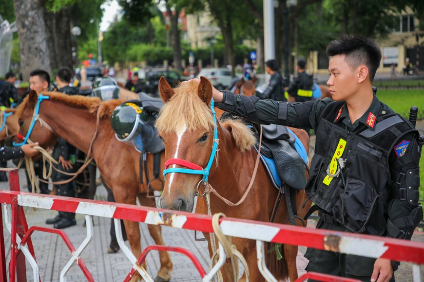 Appréciant le rôle de la Police mobile dans la défense de la sécurité nationale et la garantie de l’ordre social, la présidente de l'Assemblée nationale, Nguyen Thi Kim Ngan s’est déclarée convaincue que la Police mobile à cheval avait surmonté les difficultés pour accomplir ses missions. Elle a demandé au ministère de la Sécurité publique d’effectuer des études et de proposer des idées pour améliorer les textes juridiques concernant l’organisation et les activités de la Police mobile, dont la Police mobile à cheval, afin de créer des bases juridiques solides pour cette force. Elle a appelé la Police mobile à cheval à promouvoir la solidarité et les efforts pour renforcer son professionnalisme et collaborer avec les autres forces compétentes pour réaliser ses missions. Photo : Minh Son/VietnamPlus 