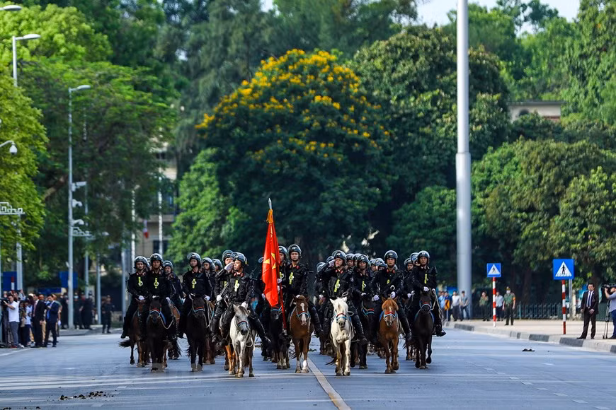 La présidente de l’Assemblée nationale (AN) Nguyen Thi Kim Ngan a demandé la force de la police à cheval relevant du commandement de la Police mobile, ministère de la Sécurité publique du pays à mener à bien l’entraînement, être solidaire, édifier une force bien exercée, à coordonner étroitement avec les autres forces armées pour accomplir avec efficacité des devoirs confiés, satisfaire aux exigences d’édification de la force de la police régulière, moderne dans le nouveau contexte. La présidente de l’organe législatif du pays a convaincu qu’avec une longue période de 46 ans de combat, d’édification et de maturité de la fore de la Police mobile, la force de la police à cheval surmontera de premières difficultés pour se développer de plus en plus et accomplir des devoirs politiques confiés et protéger la vie paisible des habitants. Photo : Minh Son/VietnamPlus 