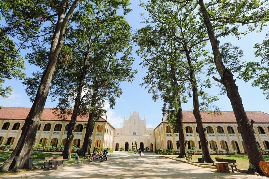 En s’approchant de la porte de l’église, de nombreux visiteurs seront impressionnés par cet endroit évoquant l'Europe antique. L'un des points marquants de ce lieu est la superficie d'environ 2.000m² et des arbres séculaires de plus de 200 ans. La partie principale de l’église est décorée de cadres symétriques, de fleurs décoratives et d’arcs en ogive. Ces détails sont très familiers dans la l’architecture des cathédrales en Europe en particulier et dans le monde en général. En raison de sa beauté poétique et ancienne, de nombreux touristes ajoutent cet endroit dans leur liste de destinations incontournables une fois venus dans la province de Binh Dinh. Photo : VietnamPlus