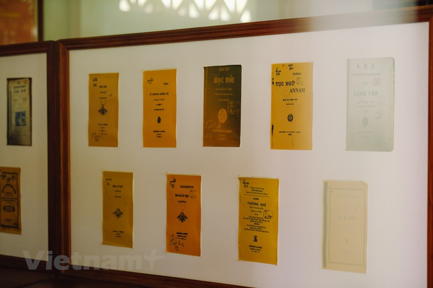 À l'heure actuelle, l'église de Lang Song présente des publications originales et des copies en quoc ngu. Les articles sont exposés chronologiquement en fonction des dates de publication. Les vieux livres sont conservés dans une boîte en verre fermée. Avec de grandes valeurs historiques, l'imprimerie de Lang Song a été transformée en musée. Pour le visiter, les touristes peuvent contacter à l'avance l’église pour qu’elle puisse organiser une visite guidée. Aujourd'hui, on s’intéresse à l’église de Lang Song notamment pour sa beauté architecturale de longue date. Très peu de gens savent qu'il existait autrefois une imprimerie qui a contribué au développement du quoc ngu. Photo: Vietnam Plus