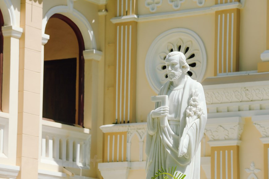  La salle centrale est la partie la plus ancienne de l'église de Lang Song. Cette église a ensuite été utilisée pour organiser des formations à l’intention de prêtres. Personne ne sait la date exacte de la construction de l'église. On dit qu'une cérémonie a eu lieu pour marquer le 100e anniversaire de la création du Séminaire de Long Song le 14 janvier 1964. Il existe sûrement depuis au moins 165 ans. Face à la salle centrale, deux ouvrages utilisés pour les séminaristes ont été construits suivant l'architecture française. Le Séminaire de Lang Song a cessé ses activités en 1983, mais il est toujours pris en charge. L'église ne montre donc aucun signe de dévastation. Ceux qui ont la chance de visiter l'église peuvent vivre une expérience inoubliable. Photo : VietnamPlus 
