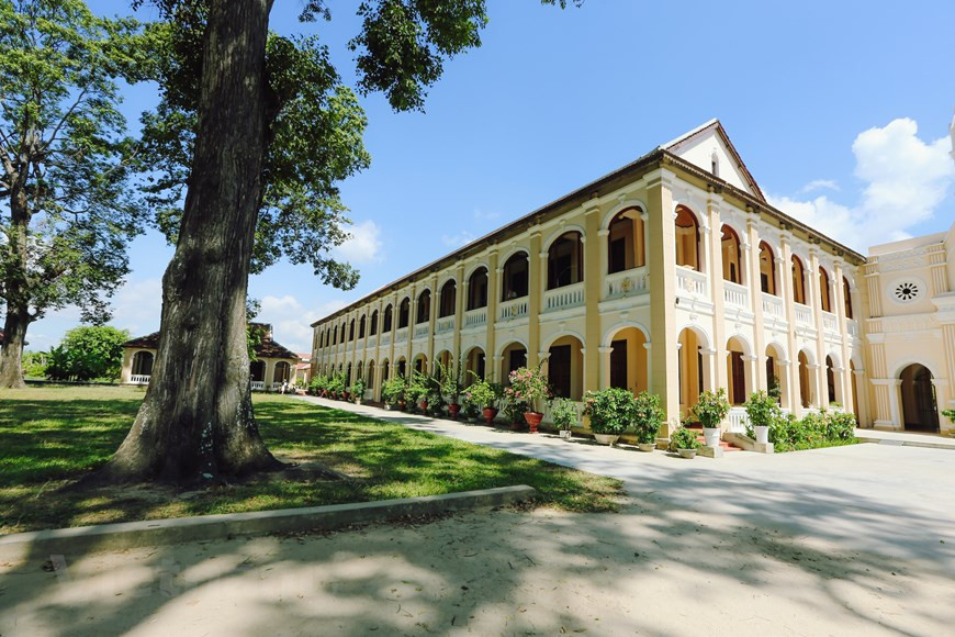 L’imprimerie de Lang Song a été construite en 1872 et endommagée en 1885. En 1904, Monseigneur Damien Grangeon Man l'a reconstruite et a nommé le prêtre Paul Maheu directeur. Le prêtre Paul Maheu a étudié à Hong Kong et maîtrisé des techniques du procédé d'impression de cette époque-là. D'après de nombreux documents, rien qu'en 1922, sous la direction du prêtre Maheu, l'imprimerie de Lang Song a imprimé un total de 18 000 journaux périodiques, 1 000 exemplaires de livres de toutes sortes, 32 000 autres publications. L'imprimerie de Lang Song a fonctionné jusqu'en 1936 environ, avant d'être transférée à Quy Nhon. Photo: Vietnam Plus 