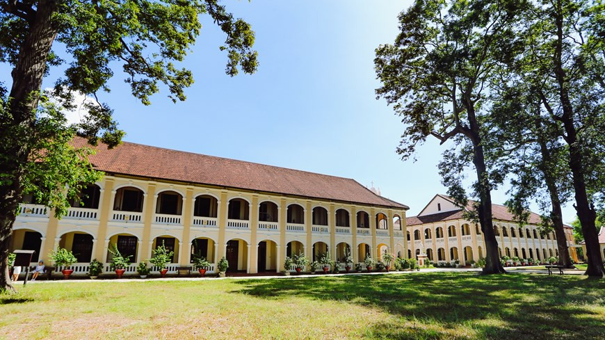  L'église de Lang Song aux influences architecturales gothiques est située au milieu des champs et des rivières de la commune de Phuoc Son, district de Tuy Phuoc de la province de Binh Dinh. A l’époque du Royaume de Champa, la capitale méridionale du royaume à Vijaya (l'actuelle lagune de Thi Nai) était un grand port de commerce aux XIe et XVe siècles. De nombreux missionnaires, y compris des Portugais, y sont venus au XVIIe siècle. Cristophoro Borri, un missionnaire italien, a raconté qu’il avait été chaleureusement accueilli par un fonctionnaire du district de Quy Nhon (la ville de Quy Nhon aujourd’hui). Il a été autorisé à construire une église pour poursuivre son œuvre missionnaire. Leur première destination était le port de Nuoc Man (eau salée). Cependant, en raison de son inconvénient, le travail missionnaire s'est alors fait à Long Song. Photo : VietnamPlus 