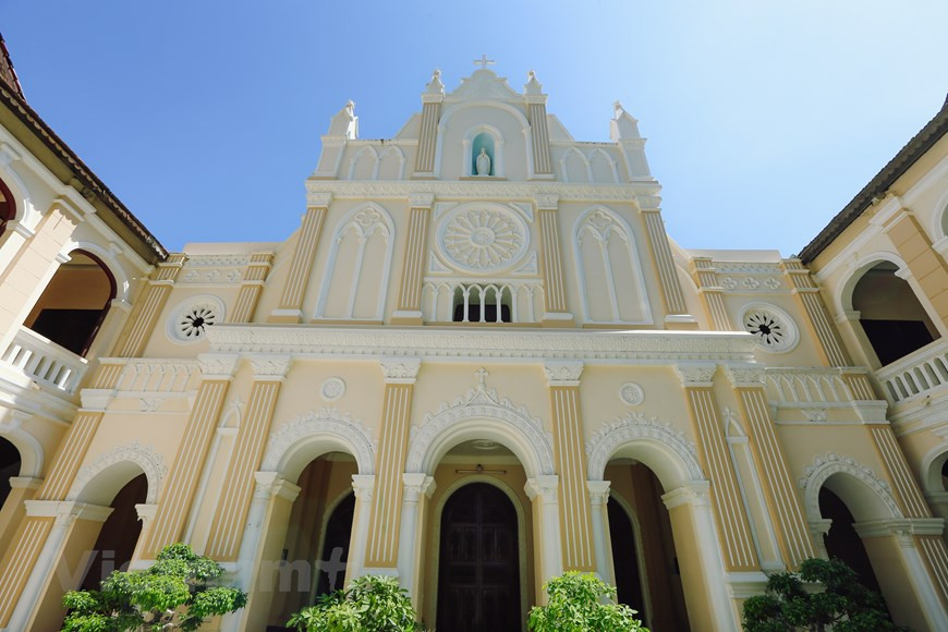 À première vue, la façade de l'église de Lang Song ressemble beaucoup à l'ancienne église Saint-Paul de Macao, construite par les Portugais. Bien qu'elle ne soit pas aussi majestueuse, l’église de Lang Song conserve presque toutes ses caractéristiques architecturales anciennes qui reflètent un style gothique. Au fil des siècles, avec de nombreux hauts et bas, l’église de Lang Song a pu conserver son ancienne beauté. Les touristes peuvent encore admirer les escaliers en bois, les encadrements de portes sculptés de la façade et l'autel. Ces détails laissent de fortes impression chez les visiteurs lorsqu'ils entrent dans cette église. C'est aujourd’hui un lieu assez intéressant pour les touristes. Photo : VietnamPlus 