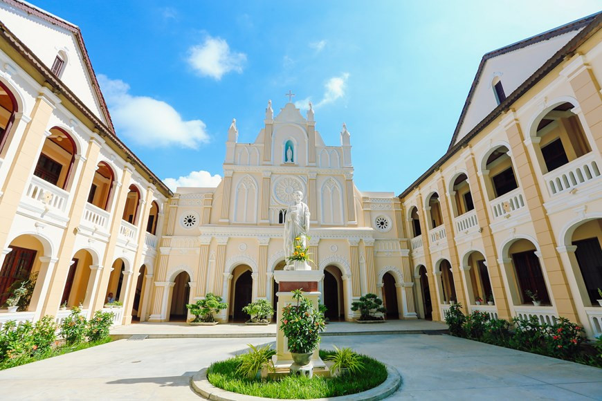Après plus de 100 ans, les visiteurs ne voient presque pas les traces du temps sur l’église de Lang Song. En général, cet ancien complexe architectural reste presque intact, sans aucun signe de détérioration. Aujourd'hui, l'église de Lang Song ne fonctionne plus comme elle était autrefois. Elle est actuellement juste un lieu pour les visiteurs qui veulent contempler sa beauté ou pour les prières des habitants locaux. C'est un endroit idéal pour les jeunes qui veulent découvrir un espace ancien ou prendre des photos uniques, et c'est également un endroit idéal pour les couples qui souhaitent posséder de belles photos étincelantes pour leurs photos de mariage. Photo : VietnamPlus
