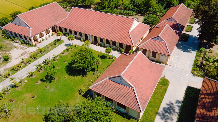 L'église de Lang Song est située dans le hameau de Quang Van, district de Tuy Phuoc, province de Binh Dinh, au Centre. À environ 20 kilomètres au nord-est de la ville de Quy Nhon, c'est une destination attrayante pour les excursions touristiques. Selon les personnes âgées, à l'origine, cette église, s'appelait Lang Song (village fluvial), car elle était entourée de champs et d’une rivière. Puis au fil du temps, la pancarte sur la porte du hameau s'est estompée. Quand elle a été repeinte, le mot "Lang" a été changé en "Long", et le nom "Long Song" (dans la rivière) est utilisé par de nombreuses personnes jusqu'à présent. Photo : VietnamPlus