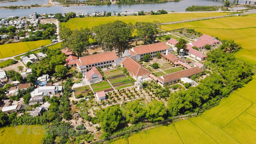 L'église de Lang Sông, située dans la province de Binh Dinh (Centre), était autrefois l'une des trois premières imprimeries de livres en quôc ngu du Vietnam. L'imprimerie de Lang Song a été construite vers 1872 et détruite en 1885. En 1904, elle a été reconstruite. L'église elle-même a été rénovée et repeinte à maintes reprises. A leur arrivée à Binh Dinh, les touristes visitent cette église pour sa beauté. Traversant de nombreuses vicissitudes, l'église de Lang Sông garde toujours sa beauté. Son architecture reflète un style gothique. Aujourd'hui, c'est un lieu assez intéressant pour les touristes. L'église de Lang Sông conserve des caractéristiques architecturales presque intactes. Photo : VietnamPlus 