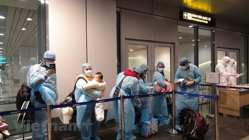 Face à la pandémie de COVID-19, des mesures préventives resserrées aux aéroports du pays dont l'aéroport international de Nôi Bai à Hanoi, l’aéroport inernational de Van Don…. Rien l'aéroport international de Nôi Bai à Hanoi a accueilli le 18 mars plus de 2.600 passagers vietnamiens en provenance d'Europe et d'ASEAN. Tous les passagers en provenance des zones épidémiques font la queue pour entrer dans les lieux isolés à l'aéroport, doivent faire leur déclaration sanitaire obligatoire, passer un test de diagnostic. Les passagers en provenance des zones épidémiques doivent être mis en quarantaine pendant 14 jours dans les lieux de confinement concentré. Photo : T.T/Vietnam+