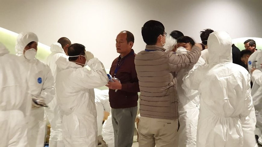 Des médecins portent d'équipements de protection individuelle (PPE) pour éviter tous les risques de contamination du SARS-CoV-2. Pour ramener des citoyens vietnamiens à l’étranger dont des enfants de moins de 18 ans, des personnes âgées, des femmes enceintes, des travailleurs dont le visa et le contrat de travail ont expiré, vers les zones de mise en quarantaine en toute sécurité, le contingent de médecins et des forces concernées doivent porter des équipements de protection individuelle nécessaires. A l'aéroport international de Vân Dôn dans la province septentrionelle de Quang Ninh comme dans les lieux de confinement dans l’ensemble du pays, la désinfection est faite en plusieurs étapes pour rassurer la sécurité et endiguer la contamination du COVID-19. Photo : T.T/Vietnam+