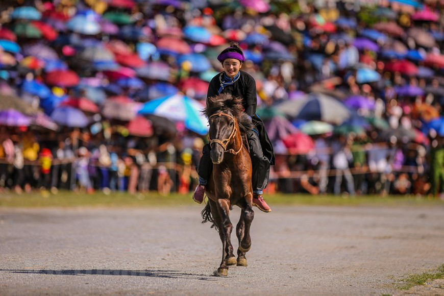 Le district Bac Hà dans la province montagneuse de Lao Cai possède de nombreux paysages naturels grandioses et est riche de l’identité culturelle des minorités ethniques. L’une de ses caractéristiques culturelles est les courses de chevaux, tenues en juin. Cette année, la course hippique de Bac Ha 2020 a officiellement eu lieu les 30 et 31 mai dans l’hippodrome de Bac Ha, district du même nom, soit le plus tôt par rapport aux précédentes années pour attirer des touristes et relancer l’économie durant la période post-Covid-19. La finale de cette course a eu lieu dans la matinée du 31 mai a vu des performances spectaculaires présentés par des cavaliers chevronnés. Photo: VietnamPlus