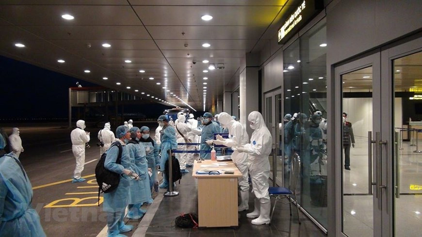 En écho à l’appel du Comité central (CC) du Front de la Patrie du Vietnam (FPV) et des directions du Premier ministre Nguyen Xuan Phuc à la célémonie de lancement de la campagne « Tout le peuple appuie la prévention et la lutte contre le COVID-19 », de nombreuses unités ont déployé des activités significatives. Le ministère de l’Industrie et du Commerce a déclenché le 18 mars un mouvement de collecte de dons. Cette activité est la suite d’une kyrielle d’actions du programme « Le cœur du ministère de l’Industrie et du Commerce » lancé par ce ministère. Le Groupe national du pétrole et du gaz (PetroVietnam) a aussi offert le 18 mars à Hanoï des équipements médicaux, d’une valeur de 5 milliards de dongs (217.000 dollars), au ministère de la Santé, etc. Photo : T.T/Vietnam+ 