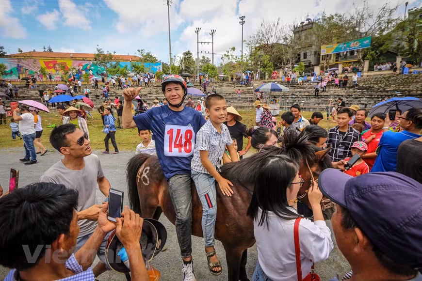 Le cavalier expérimenté avec huit courses en finale, quatre en demi-finales et ayant remporté la dernière course du championnat, le cavalier Vàng Van Giang de la commune de Na Hôi, district de Bac Ha, province septentrionale de Lao Cai, a une fois de plus brillé lors de la compétition avec le cheval No 148. Il est reparti avec la coupe et une prime de 50 millions de dông. "Je pense que tous les cavaliers ont consenti de gros efforts et je suis très heureux d’être vainqueur de cette course", confie le cavalier Vàng Van Giang, champion de la course hippique de 2020. Photo: VietnamPlus