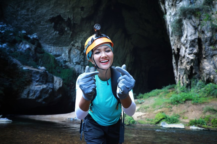 Conquérir la grotte de Son Doong fut une des plus belles expériences de la vie de la Miss Univers Vietnam 2017, qui figure aussi dans le top 5 de Miss Univers 2018, H hen Niê. Baptisée "Hang Son Doong", c’est-à-dire "grotte rivière de montagne", cette superbe grotte fut créée il y a 2,5 millions d’années par une rivière creusant le calcaire fragile de la montagne, faisant s’effondrer son plafond en certains endroits pour créer d’énormes puits de lumière...La grotte de Son Doong a été classée au troisième rang des voyages au classement mondial parmi les plus importants en 2019 par Lonely Planet, un prestigieux magazine de guides de voyage. Photo : Hai An/Vietnam+ 