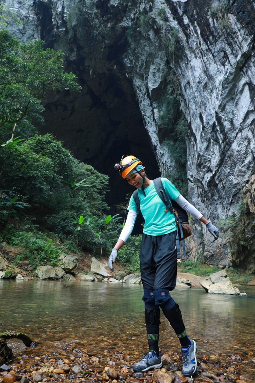 La belle H hen Niê-Miss Univers Vietnam 2017, qui figure aussi dans le top 5 de Miss Univers 2018, est prête avant le parcours de conquérir la grotte Son Doong. D’une taille impressionnante, avec un plafond à 240 mètres et près de 9 km de longueur, la caverne Son Doong n’a été explorée entièrement qu’en 2009 par une équipe de spéléologues britanniques. C’est un homme de la région qui en a découvert l’entrée en 1991, sans aller plus loin cependant, du fait de la présence d’un précipice de 80 mètres, à descendre en rappel, avant de toucher le sol de la grotte Son Doong. La grotte abrite une forêt vierge, une rivière, une cascade et des singes. Et ses explorateurs sont allés de surprise en surprise, en ne voyant pas le bout de cette grotte de plusieurs kilomètres. Photo : Hai An/Vietnam+ 
