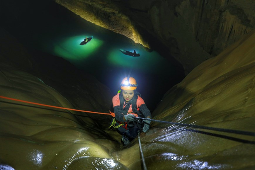 A une profondeur d’environ de 100m, il faut utiliser des lampes frontales pour favoriser son parcours à la conquête de la grotte Son Doong, la plus grande caverne de la planète située dans le parc national de Phong Nha - Ke Bang, dans la province centrale de Quang Binh. La montée nécessite un équipement spécial et pour les 20 premiers mètres, les explorateurs sont soutenus par une solide échelle en métal précédemment positionnée par le conseil de gestion du parc national. Après la première étape, H hen Nie et tous les membres de l’équipe d’explorateurs doivent ensuite se balancer sur une corde pour relever le défi. Photo : Hai An/Vietnam+ 