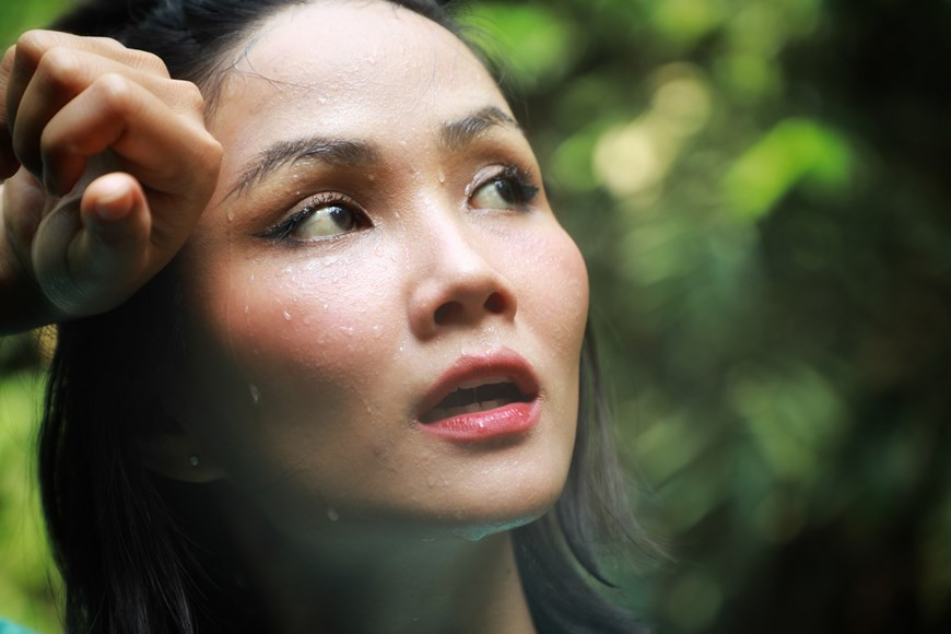 Cette intéressante expérience a constitué également un grand défi pour la Miss H hen Niê, originaire de l'ethnie Ede, dans la province de Dak Lak, au Tay Nguyen, sur les hauts plateaux du Centre. Il est à rappeler que vers la fin 2014, H hen Niêa été découverte par le styliste de mode Do Manh Cuong - c'était aussi la première fois que H hen Nie entrait dans la carrière de mannequin. Exposée à la mode, habillée de belles tenues pour la photographie et le catwalk, H hen Nie se sentait très enthousiasmé par le travail d’une mannequin et a déterminé à le poursuivre. Photo : Hai An/Vietnam+ 