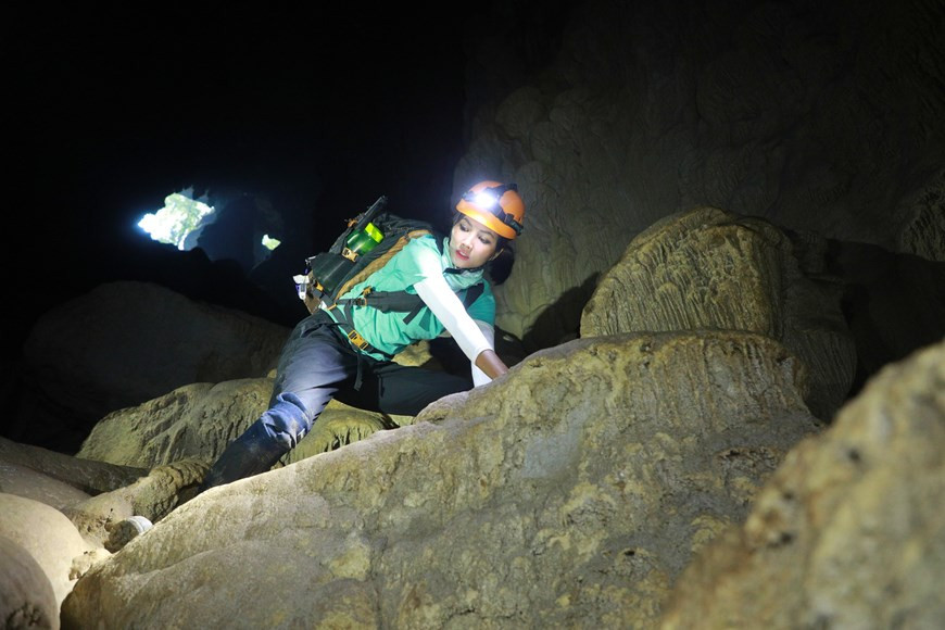 En particulier, cette expédition était plus exigeante car le groupe a dû marcher péniblement le long de roches glissantes et inclinées pendant une longue période. En conséquence, l'endurance de H’Hen Nie s'est rapidement estompée. Après être passé par ces sites, l'équipage s'est rendu dans la grotte sombre pour en savoir plus sur les espèces qui habitent, les perles des grottes et les pierres à écoulement. Plus on va profondément dans la grotte Son Doong, la plus grande caverne de la planète située dans le parc national de Phong Nha - Ke Bang, dans la province centrale de Quang Binh, plus il faut passer des espaces étroits qui oblige à prendre des précautions. Photo : Hai An/Vietnam+ 