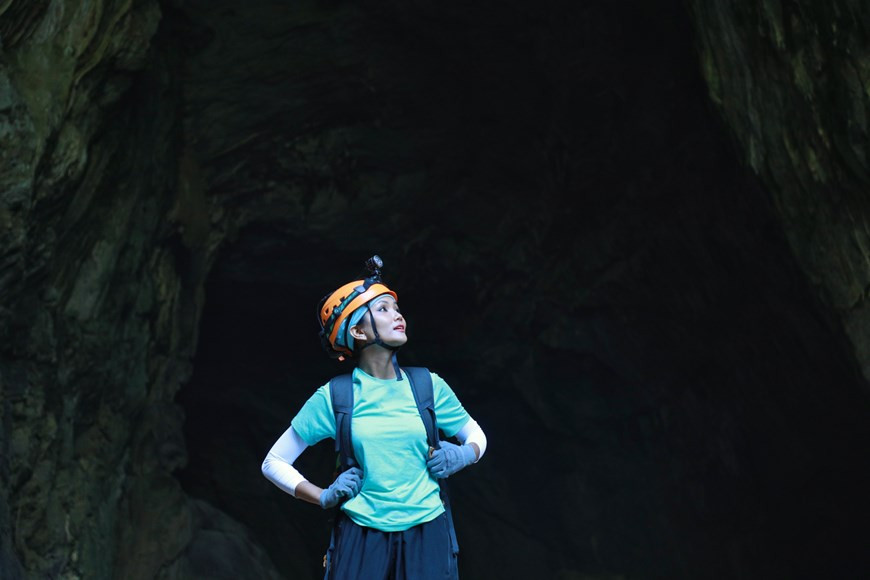 La Miss H hen Niê est tout à fait subjuguée par les innombrables stalactites et stalagmites aux formes magnifiques de la grotte Son Doong. Des formations rocheuses comprenant des stalagmites et des stalactites, des rivières et des lacs souterrains, ainsi qu'une flore et une faune délicates, font de la gigantesque grotte de Son Doong, dans la province centrale de Quang Binh, l'une des destinations les plus captivantes au monde. Située dans la province de Quang Binh (Centre), Son Doong est la plus grande grotte du monde. Les scientifiques l’ont qualifiée, dans le célèbre National Geographic, de grotte "jamais vue dans le monde". Photo : Hai An/Vietnam+ 