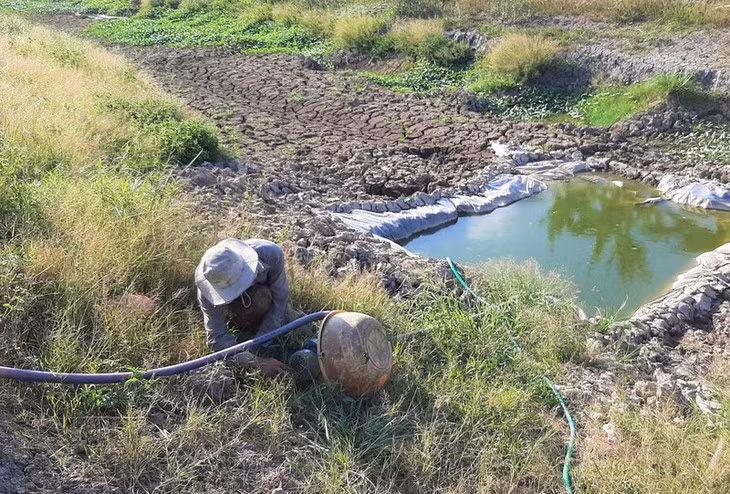 Cet agriculteur cherche à stocker de l’eau douce.