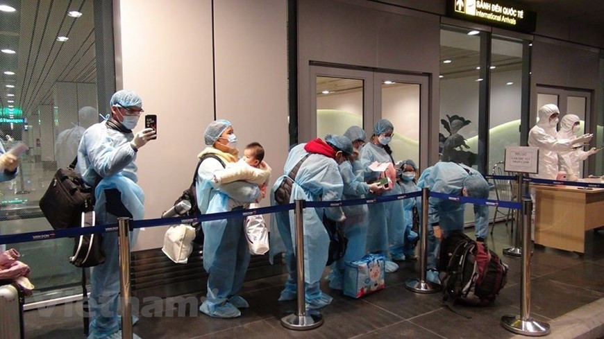 Des services compétents de la province de Quang Ninh, au Nord-Est ont accueilli en toute sécurité 160 passagers vietnamiens en Europe. Des passagers vietnamiens à bord de trois vols depuis l’Europe atterrissant à l'aéroport international de Vân Dôn dans la province de Quang Ninh. Parmi ces 160 passagers, il y a des enfants de moins de 18 ans, des personnes âgées, des personnes malades, des femmes enceintes, des étudiants ayant terminé leurs études, des étudiants dépourvus de logements en raison de la fermeture des dortoirs de leurs écoles, des travailleurs dont le visa et le contrat de travail ont expiré, des touristes bloqués…Photo : T.T/Vietnam+ 