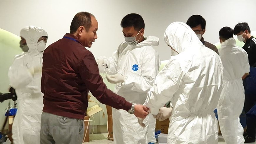 Toute la société vietnamienne se mobilise dans le combat de COVID-19. Un scientifique a créé une solution désinfectante et en a offert des milliers de bouteilles aux habitants. Des individus ont acheté aux agriculteurs des pastèques et des fruits du dragon qu’ils ne pouvaient plus exporter en Chine à cause du coronavirus. Des entrepreneurs, artistes et donateurs ont cotisé pour soulager les difficultés des travailleurs et aider le gouvernement à financer le combat contre le virus. Les Vietnamiens font preuve d’un remarquable sens des responsabilités envers la communauté. Cette période de pandémie ne fait que mettre en lumière un Vietnam de solidarité, de sûreté et d’humanité. Photo : T.T/Vietnam+