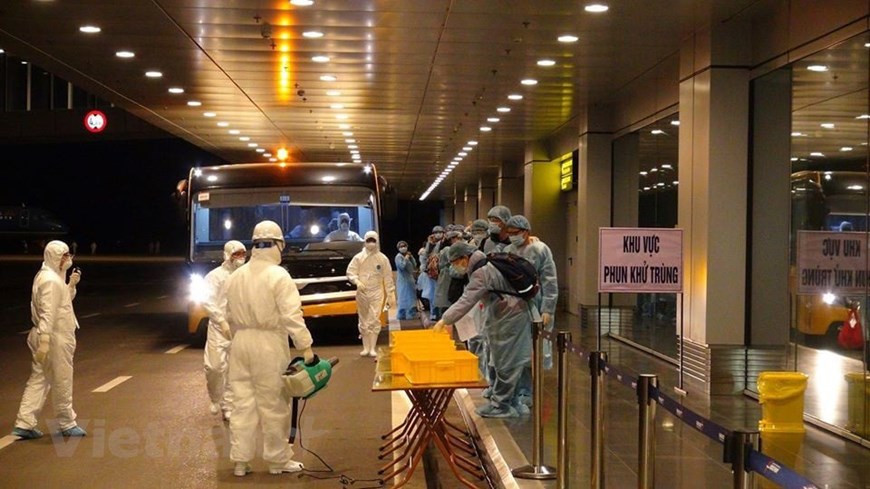 A bord de trois vols depuis l’Europe atterrissant à l'aéroport international de Vân Dôn dans la province de Quang Ninh, au Nord-Est, plus de 160 citoyens vietnamiens en Europe retournent au pays ancestral. Immédiatement après leur atterrissage à cet aéroport international, tous les passagers et membres d’équipage ont été soumis à un contrôle de santé et sont conduits dans des centres de quarantaine concentrée conformément à la réglementation. Ils sont tous mis en quarantaine pendant 14 jours. A l'aéroport international de Vân Dôn comme dans les lieux de confinement, la désinfection est faite en plusieurs étapes pour endiguer la contamination du coronavirus. Photo : T.T/Vietnam+