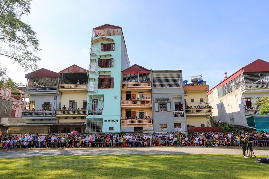 De nombreux visiteurs ont dit qu'ils ont pris beaucoup de plaisir à cet événement de course de chevaux unique au district de Bac Ha, dans la province de Lao Cai. La course vise à mettre en valeur la culture des ethnies minoritaires au Nord du Vietnam. L'édition de cette année a réuni des cavaliers venus du district de Bac Ha, d’autres districts dans la province de Lao Cai et d’autres provinces environnantes. Après la première phase de qualification, 33 cavaliers participent à la finale. Les courageux cavaliers locaux et leurs fidèles compagnons ont réalisé face au public des performances fascinantes et la compétition a été rude. Photo: VietnamPlus