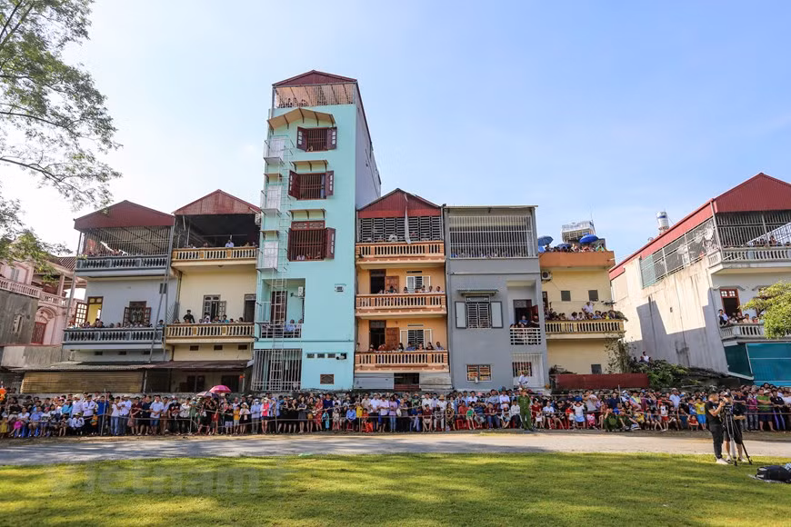 De nombreux visiteurs ont dit qu'ils ont pris beaucoup de plaisir à cet événement de course de chevaux unique au district de Bac Ha, dans la province de Lao Cai. La course vise à mettre en valeur la culture des ethnies minoritaires au Nord du Vietnam. L'édition de cette année a réuni des cavaliers venus du district de Bac Ha, d’autres districts dans la province de Lao Cai et d’autres provinces environnantes. Après la première phase de qualification, 33 cavaliers participent à la finale. Les courageux cavaliers locaux et leurs fidèles compagnons ont réalisé face au public des performances fascinantes et la compétition a été rude. Photo: VietnamPlus